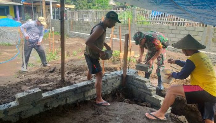 Babinsa Ngadirejo Bantu Perehaban Rumah Dan MCK Warga