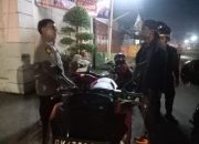 TIM SAMAPTA POLSEK SUNGGAL BANTU WARGA YANG MENGALAMI KERUSAKAN KENDARAAN