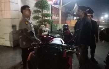 TIM SAMAPTA POLSEK SUNGGAL BANTU WARGA YANG MENGALAMI KERUSAKAN KENDARAAN