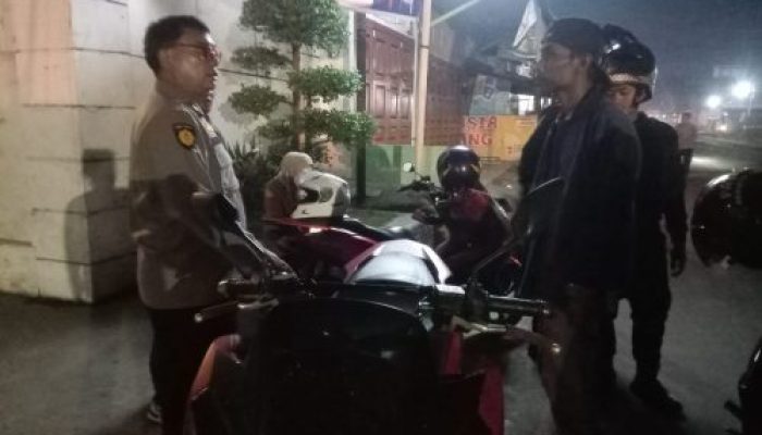 TIM SAMAPTA POLSEK SUNGGAL BANTU WARGA YANG MENGALAMI KERUSAKAN KENDARAAN