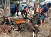 Wujud Manunggal Dengan Rakyat, Babinsa Desa Pikatan Bantu Bangun Rumah Warga Binaannya