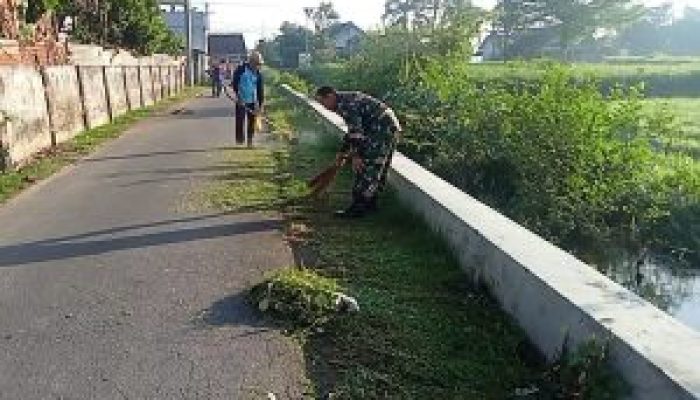 Ciptakan Lingkungan Bersih, Babinsa Bersama Masyarakat Laksanakan Karya Bhakti