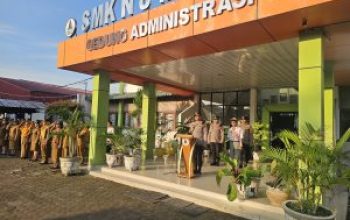 KAPOLSEK SUNGGAL MELAKSANAKAN POLICE GO TO SCHOOL DI SMK NEGERI 8 MEDAN