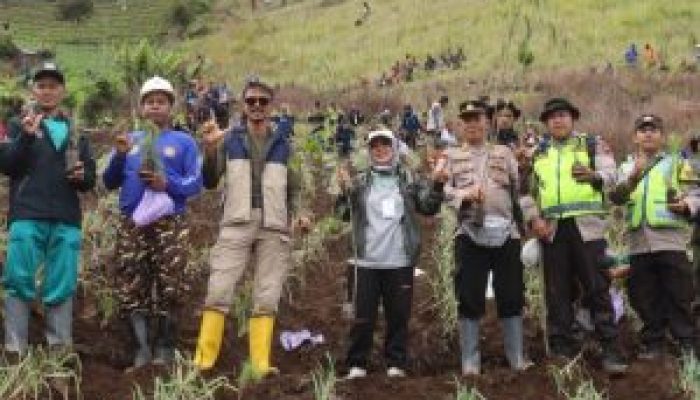 Polres Tegal Dukung Pelestarian Lingkungan Melalui Penanaman 1.000 Pohon di Kawasan Hutan Bumijawa