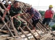 Babinsa Bendogrit Bantu Perbaikan Atap Rumah Warga Ibu Djumiati