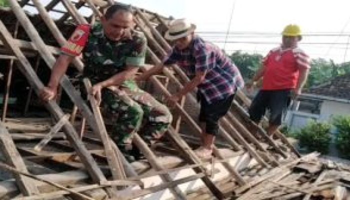 Babinsa Bendogrit Bantu Perbaikan Atap Rumah Warga Ibu Djumiati