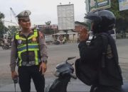 Kanit Gakkum Satlantas Polres Tegal Berikan Teguran Simpatik saat Siyanma Pagi