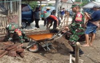 Peran Aktif Babinsa Wonodadi, Gotong Royong Bangun Pondasi Rumah Warga
