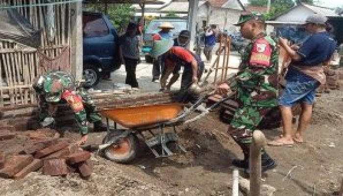 Peran Aktif Babinsa Wonodadi, Gotong Royong Bangun Pondasi Rumah Warga