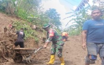 Talut Jalan Di Desa Semen Longsor Akibat Hujan Deras, Babinsa Dan Warga Gerak Cepat Kerja Bakti
