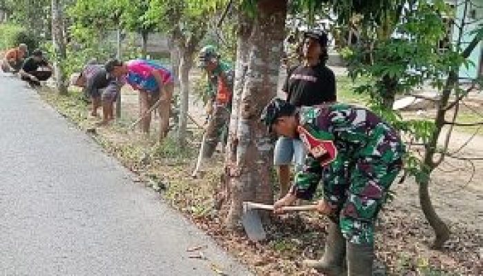 Wujudkan Lingkungan Asri, Babinsa Pakunden Ajak Warga Gotong Royong Dalam Jumat Bersih