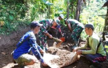 Peduli Kesehatan Warga, Satgas TMMD Ke 127 Kodim 0808/Blitar Kerjakan Pondasi MCK Mbah Sinem
