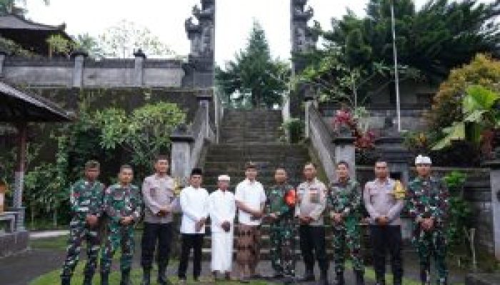 Satgas TMMD Ke 127 Kodim 0808/Blitar Laksanakan Komsos Dengan Tokoh Agama Hindu Di Desa Krisik