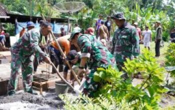 TMMD Ke 127 Kodim 0808/Blitar Dan Warga Gotong Royong Cor Pondasi Rumah Mbah Mujinah