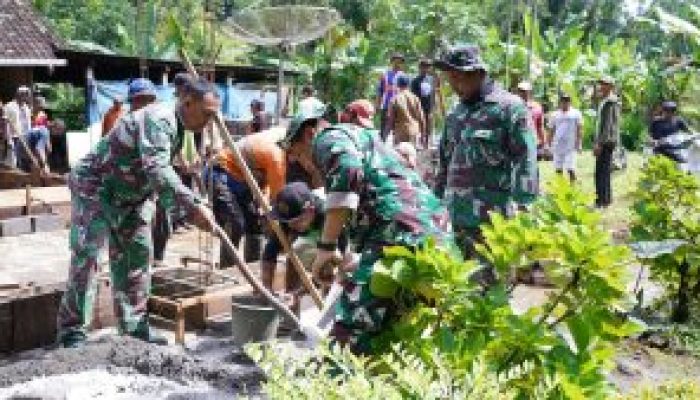 TMMD Ke 127 Kodim 0808/Blitar Dan Warga Gotong Royong Cor Pondasi Rumah Mbah Mujinah