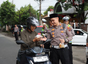 Awal Puasa, Polisi di Kendal Bagikan Takjil untuk Masyarakat dan Pengendara