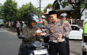 Awal Puasa, Polisi di Kendal Bagikan Takjil untuk Masyarakat dan Pengendara