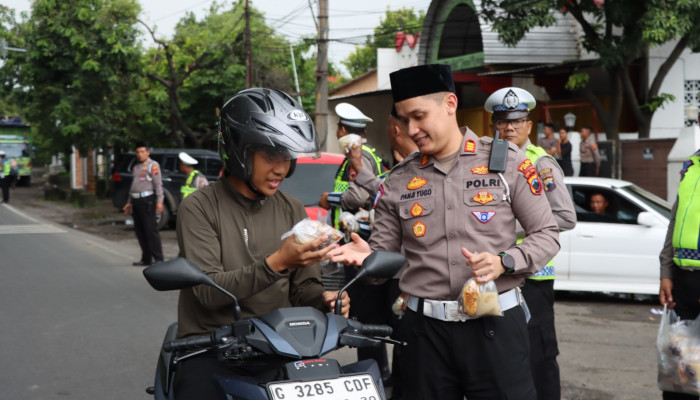 Awal Puasa, Polisi di Kendal Bagikan Takjil untuk Masyarakat dan Pengendara