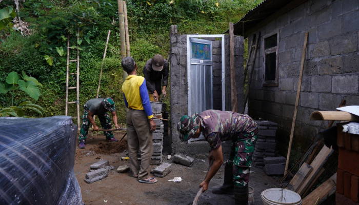 Wujud Kepedulian TNI, Satgas TMMD Ke 127 Bangun MCK Layak Untuk Warga Desa Krisik