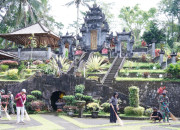 Wujud Toleransi, Satgas TMMD Ke 127 Kodim 0808/Blitar Bersihkan Pura Agung Arga Sonya