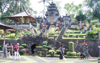 Wujud Toleransi, Satgas TMMD Ke 127 Kodim 0808/Blitar Bersihkan Pura Agung Arga Sonya