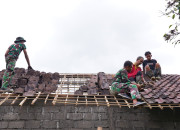 Bahu Membahu Pasang Genteng RTLH, Satgas TMMD Ke 127 Kodim 0808/Blitar Dan Warga Tunjukkan Kekompakan