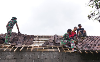 Bahu Membahu Pasang Genteng RTLH, Satgas TMMD Ke 127 Kodim 0808/Blitar Dan Warga Tunjukkan Kekompakan