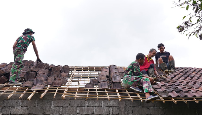 Bahu Membahu Pasang Genteng RTLH, Satgas TMMD Ke 127 Kodim 0808/Blitar Dan Warga Tunjukkan Kekompakan
