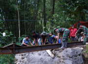 Pengelasan Besi WF Jadi Tahap Krusial Pembangunan Jembatan TMMD Ke-127 Di Desa Krisik