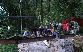 Pengelasan Besi WF Jadi Tahap Krusial Pembangunan Jembatan TMMD Ke-127 Di Desa Krisik