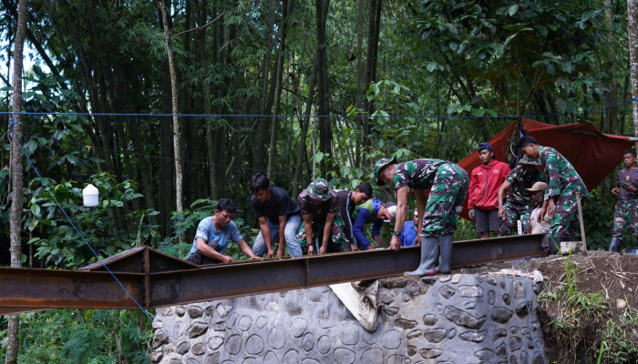 Pengelasan Besi WF Jadi Tahap Krusial Pembangunan Jembatan TMMD Ke-127 Di Desa Krisik