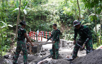 Finishing Jembatan TMMD Ke 127 Kodim 0808/Blitar, Satgas Dan Warga Percepat Akses Mobilitas