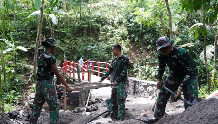 Finishing Jembatan TMMD Ke 127 Kodim 0808/Blitar, Satgas Dan Warga Percepat Akses Mobilitas