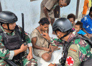 Satgas Pamtas Kewilayahan RI-PNG Yonif 410/Alg Berikan Yankes di Kampung Naikere