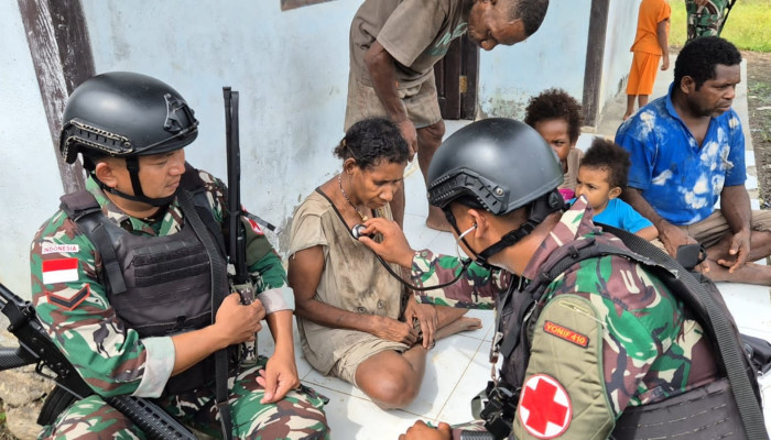Satgas Pamtas Kewilayahan RI-PNG Yonif 410/Alg Berikan Yankes di Kampung Naikere