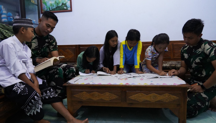 Bangun Generasi, Satgas TMMD Ke 127 Bimbing Belajar Anak-Anak Barurejo