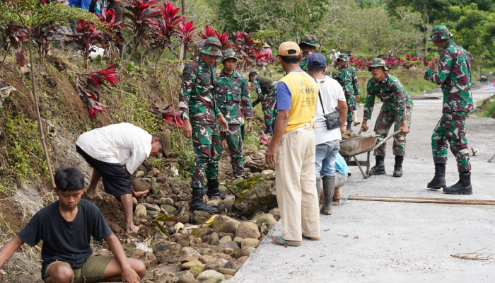 Pemasangan Berem Jalan Terus Dikebut Satgas TMMD Ke 127 Kodim 0808/Blitar Bersama Warga