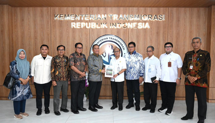 Perkuat Infrastruktur Kawasan Mahalona, Wamen Viva Yoga Dukung Luwu Timur Sebagai Sentra Tanaman Pangan