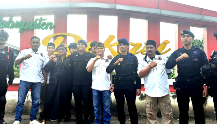 HUT SMSI ke 9: SMSI Kabupaten Bekasi Gandeng Brimob dan Aliansi Ormas Bekasi Bagikan Takjil Buka Puasa