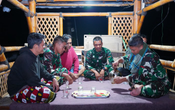 Pererat Kemanunggalan, Satgas TMMD Ke 127 Kodim 0808/Blitar Gelar Ronda Malam Bersama Warga Dusun Tirtomoyo