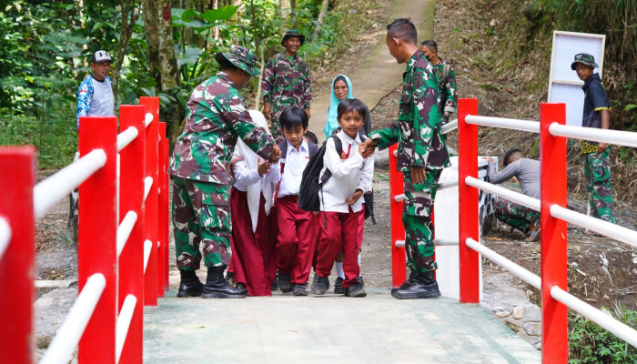 Menjelang Penutupan TMMD Ke 127, Dan SSK Satgas Lakukan Pengecekan Jembatan Merah Putih Rampung 100 Persen