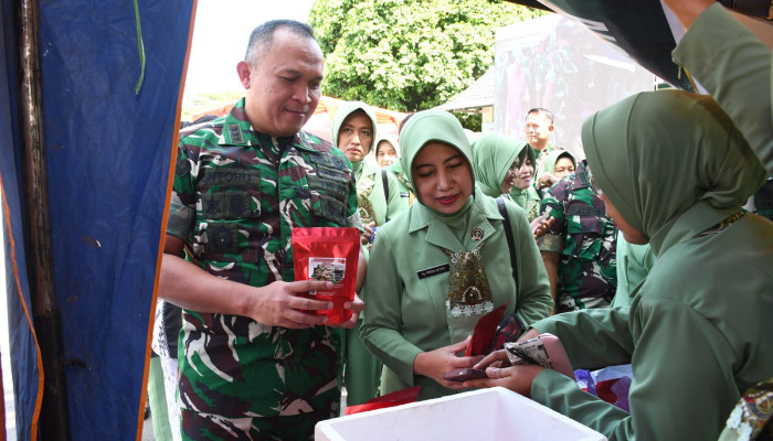 Jelang Hari Raya, Korem 081/DSJ Gelar Bazar Murah TNI