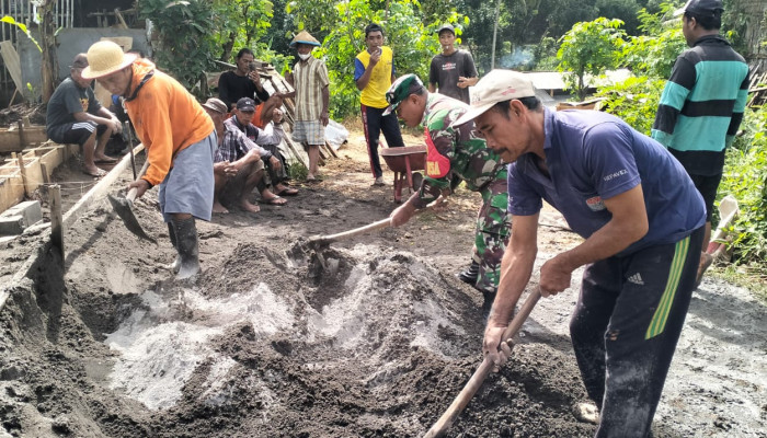 Wujud Kemanunggalan TNI-Rakyat, Babinsa Bakung Turun Langsung Bantu Warga