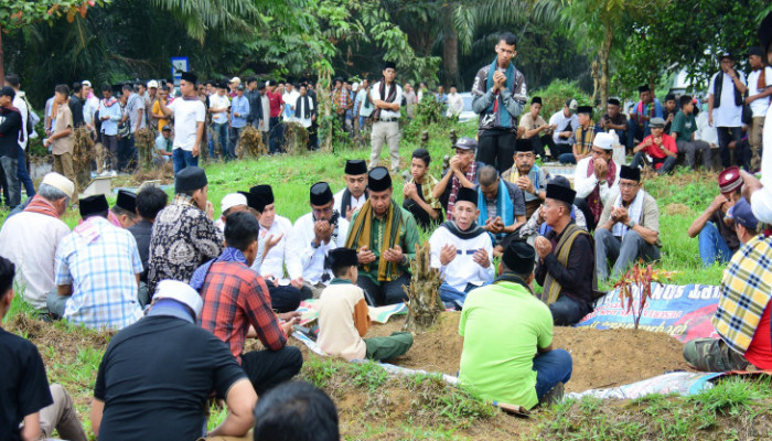 Lepas Rombongan Ziarah Kubur,  Bupati Kampar Apresiasi Atas Pelestarian Budaya Ayi Ayo Onam