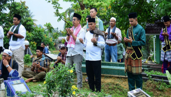 Dampingi Bupati, Kadis Kominfosan Kampar Hadiri Pelepasan Ziarah Kubur Ayi Ayo Onam