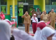 Kenang Masa Kecil, Bupati Afni Berbagi Kisah dengan Guru dan Pelajar