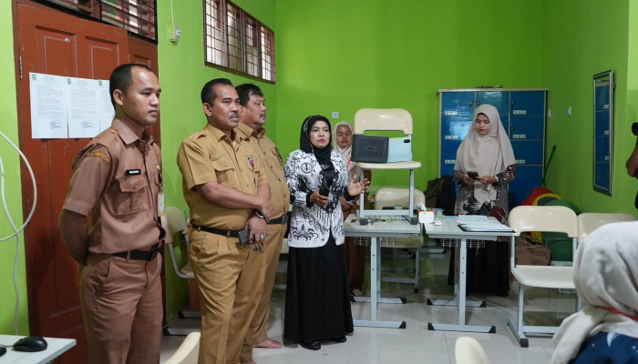 Pantau TKA di SMPN 1 Mempura, Sekda Siak Mahadar Dorong Siswa Adaptif di Era Digital