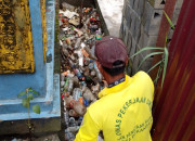 Sebabkan Banjir, PUPR Pekanbaru Bersihkan Tumpukan Sampah di Drainase Jalan Kaswari