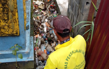 Sebabkan Banjir, PUPR Pekanbaru Bersihkan Tumpukan Sampah di Drainase Jalan Kaswari