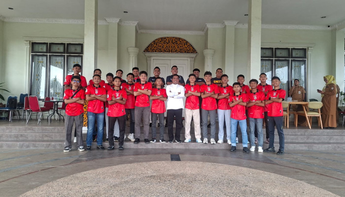 Bupati Zukri lepas Atlet Futsal Pelalawan ikuti Kejurda Piala Gubernur